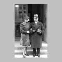 001-0316 Das frisch vermaehlte Ehepaar Hans und Maria Angermann am 14.11.1941 vor dem Standesamt.jpg